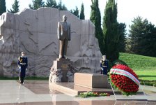 Azərbaycan ictimaiyyəti ulu öndər Heydər Əliyevin vəfatının ildönümündə Fəxri xiyabanı ziyarət edir (FOTO)