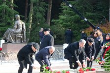 Azərbaycan ictimaiyyəti ulu öndər Heydər Əliyevin vəfatının ildönümündə Fəxri xiyabanı ziyarət edir (FOTO)
