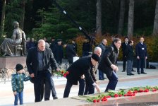 Azərbaycan ictimaiyyəti ulu öndər Heydər Əliyevin vəfatının ildönümündə Fəxri xiyabanı ziyarət edir (FOTO)