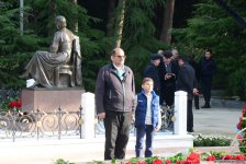 Azərbaycan ictimaiyyəti ulu öndər Heydər Əliyevin vəfatının ildönümündə Fəxri xiyabanı ziyarət edir (FOTO)