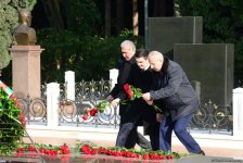 Azərbaycan ictimaiyyəti ulu öndər Heydər Əliyevin vəfatının ildönümündə Fəxri xiyabanı ziyarət edir (FOTO)