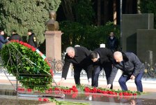 Azərbaycan ictimaiyyəti ulu öndər Heydər Əliyevin vəfatının ildönümündə Fəxri xiyabanı ziyarət edir (FOTO)