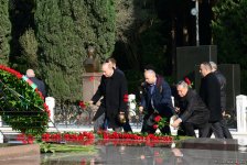 Azərbaycan ictimaiyyəti ulu öndər Heydər Əliyevin vəfatının ildönümündə Fəxri xiyabanı ziyarət edir (FOTO)