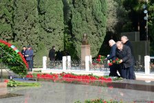 Azərbaycan ictimaiyyəti ulu öndər Heydər Əliyevin vəfatının ildönümündə Fəxri xiyabanı ziyarət edir (FOTO)