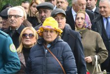 Azərbaycan ictimaiyyəti ulu öndər Heydər Əliyevin vəfatının ildönümündə Fəxri xiyabanı ziyarət edir (FOTO)