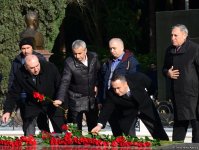 Azərbaycan ictimaiyyəti ulu öndər Heydər Əliyevin vəfatının ildönümündə Fəxri xiyabanı ziyarət edir (FOTO)