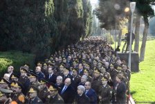 Azərbaycan ictimaiyyəti ulu öndər Heydər Əliyevin vəfatının ildönümündə Fəxri xiyabanı ziyarət edir (FOTO)