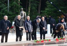 Azərbaycan ictimaiyyəti ulu öndər Heydər Əliyevin vəfatının ildönümündə Fəxri xiyabanı ziyarət edir (FOTO)