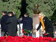 Azərbaycan ictimaiyyəti ulu öndər Heydər Əliyevin vəfatının ildönümündə Fəxri xiyabanı ziyarət edir (FOTO)