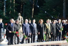 Azərbaycan ictimaiyyəti ulu öndər Heydər Əliyevin vəfatının ildönümündə Fəxri xiyabanı ziyarət edir (FOTO)