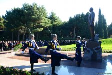 Azərbaycan ictimaiyyəti ulu öndər Heydər Əliyevin vəfatının ildönümündə Fəxri xiyabanı ziyarət edir (FOTO)