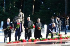 Azərbaycan ictimaiyyəti ulu öndər Heydər Əliyevin vəfatının ildönümündə Fəxri xiyabanı ziyarət edir (FOTO)