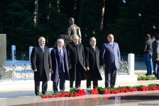Azərbaycan ictimaiyyəti ulu öndər Heydər Əliyevin vəfatının ildönümündə Fəxri xiyabanı ziyarət edir (FOTO)