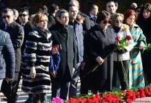 Azərbaycan ictimaiyyəti ulu öndər Heydər Əliyevin vəfatının ildönümündə Fəxri xiyabanı ziyarət edir (FOTO)