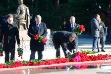 Azərbaycan ictimaiyyəti ulu öndər Heydər Əliyevin vəfatının ildönümündə Fəxri xiyabanı ziyarət edir (FOTO)