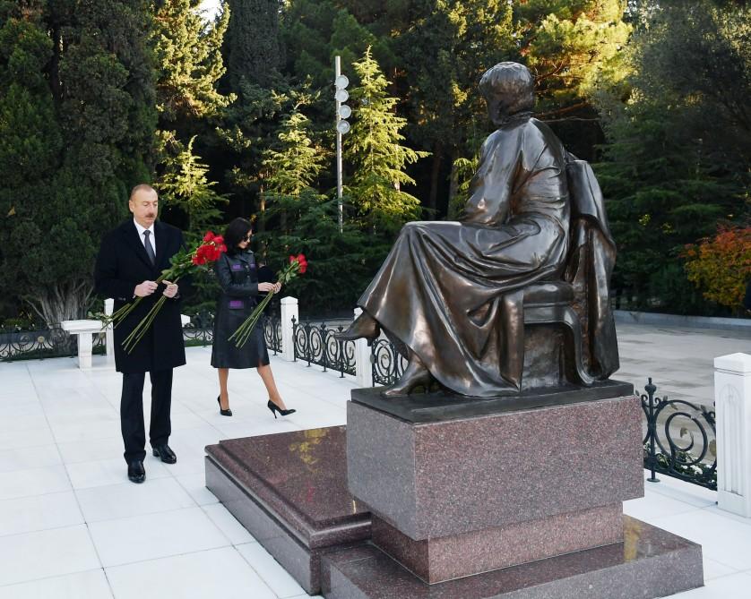 Prezident İlham Əliyev və ailə üzvləri ümummilli lider Heydər Əliyevin məzarını ziyarət ediblər (FOTO) (YENİLƏNİB)