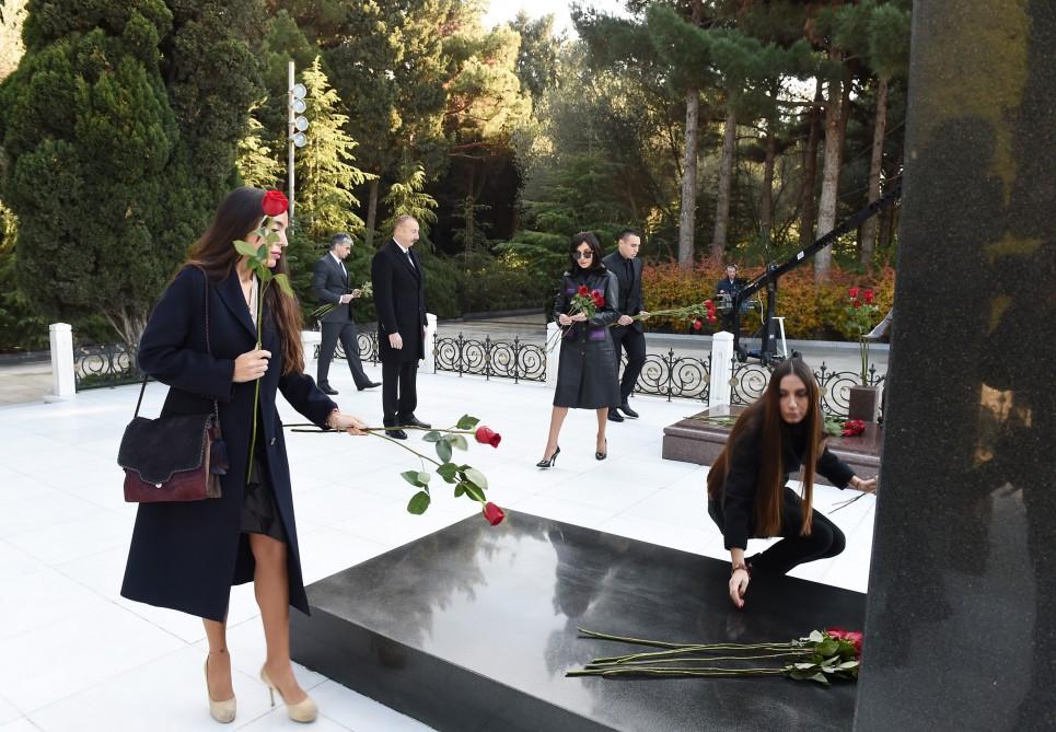 Prezident İlham Əliyev və ailə üzvləri ümummilli lider Heydər Əliyevin məzarını ziyarət ediblər (FOTO) (YENİLƏNİB)