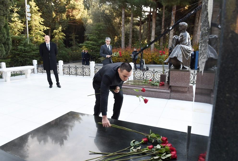 Prezident İlham Əliyev və ailə üzvləri ümummilli lider Heydər Əliyevin məzarını ziyarət ediblər (FOTO) (YENİLƏNİB)