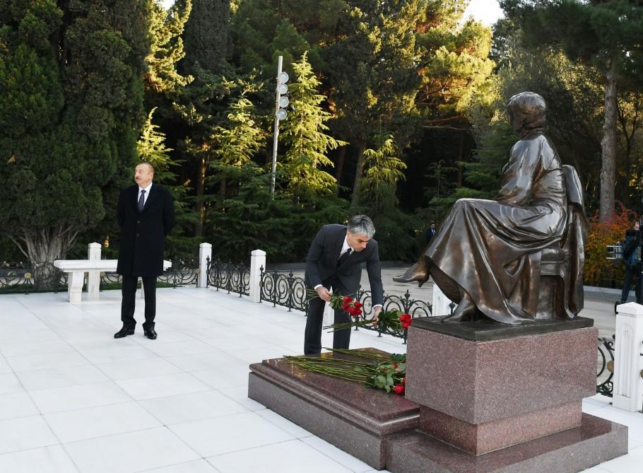Prezident İlham Əliyev və ailə üzvləri ümummilli lider Heydər Əliyevin məzarını ziyarət ediblər (FOTO) (YENİLƏNİB)
