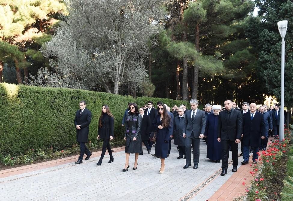 Prezident İlham Əliyev və ailə üzvləri ümummilli lider Heydər Əliyevin məzarını ziyarət ediblər (FOTO) (YENİLƏNİB)