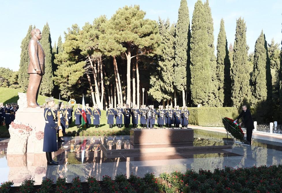 Prezident İlham Əliyev və ailə üzvləri ümummilli lider Heydər Əliyevin məzarını ziyarət ediblər (FOTO) (YENİLƏNİB)