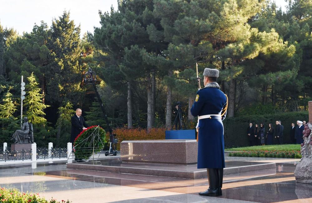 Prezident İlham Əliyev və ailə üzvləri ümummilli lider Heydər Əliyevin məzarını ziyarət ediblər (FOTO) (YENİLƏNİB)