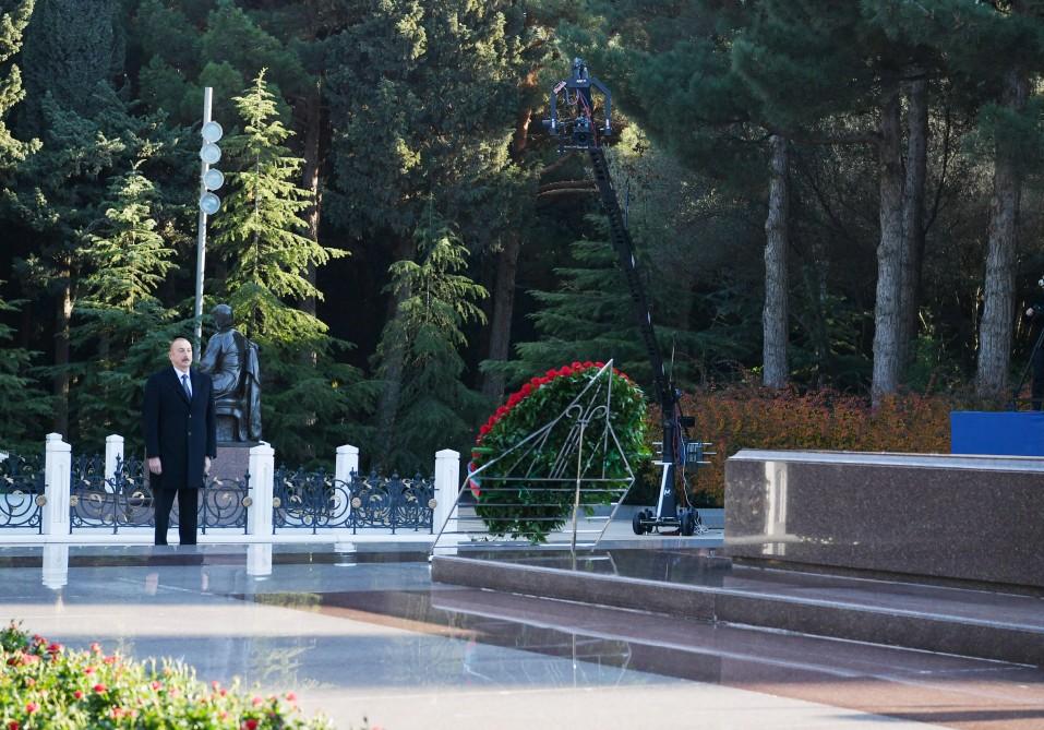 Prezident İlham Əliyev və ailə üzvləri ümummilli lider Heydər Əliyevin məzarını ziyarət ediblər (FOTO) (YENİLƏNİB)