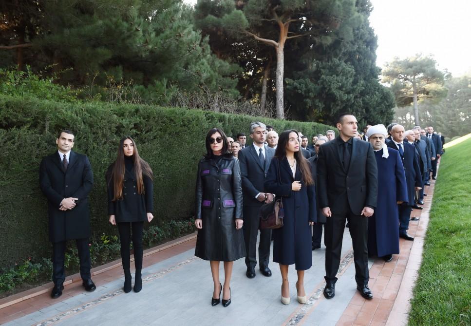 Prezident İlham Əliyev və ailə üzvləri ümummilli lider Heydər Əliyevin məzarını ziyarət ediblər (FOTO) (YENİLƏNİB)