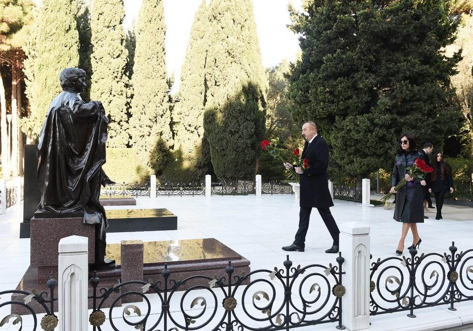 Prezident İlham Əliyev və ailə üzvləri ümummilli lider Heydər Əliyevin məzarını ziyarət ediblər (FOTO) (YENİLƏNİB)