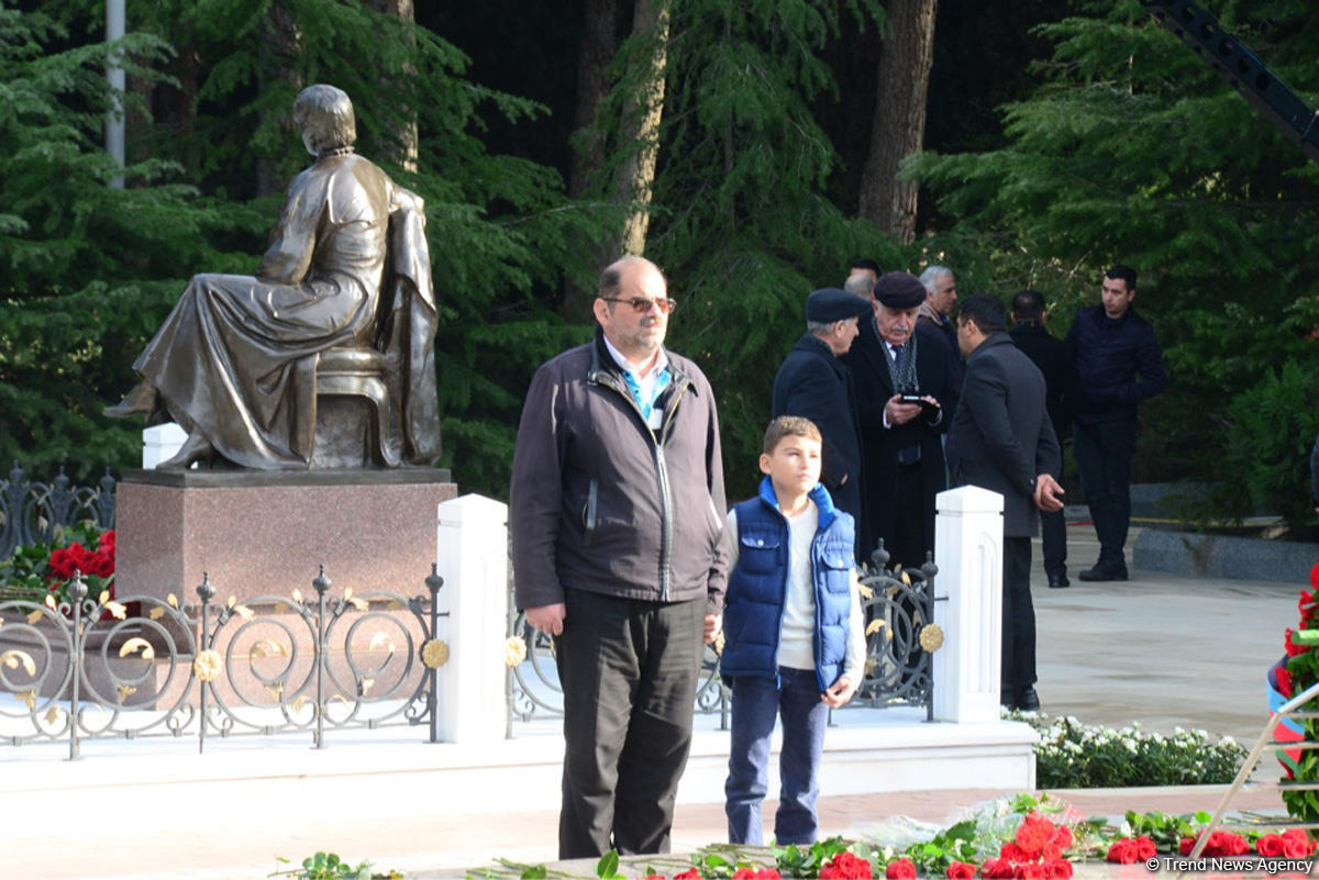 Azərbaycan ictimaiyyəti ulu öndər Heydər Əliyevin vəfatının ildönümündə Fəxri xiyabanı ziyarət edir (FOTO)