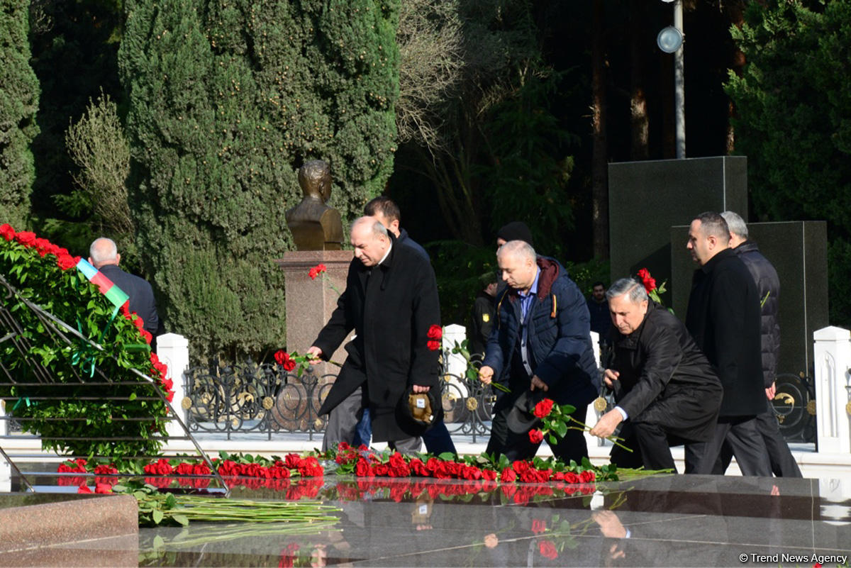 Azərbaycan ictimaiyyəti ulu öndər Heydər Əliyevin vəfatının ildönümündə Fəxri xiyabanı ziyarət edir (FOTO)