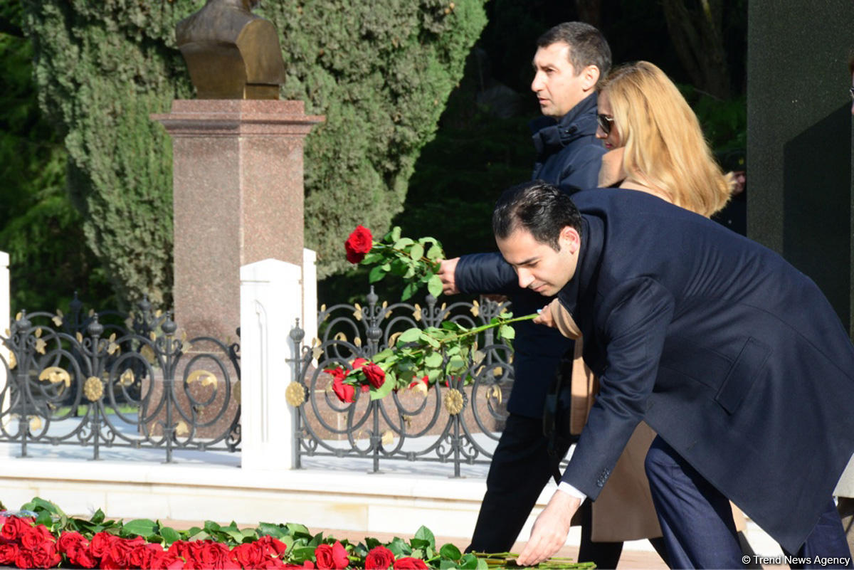 Azərbaycan ictimaiyyəti ulu öndər Heydər Əliyevin vəfatının ildönümündə Fəxri xiyabanı ziyarət edir (FOTO)