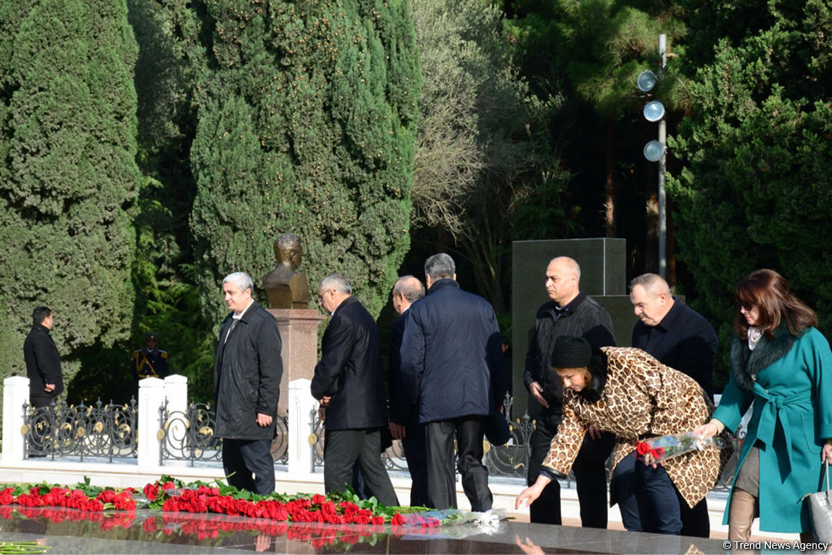 Azərbaycan ictimaiyyəti ulu öndər Heydər Əliyevin vəfatının ildönümündə Fəxri xiyabanı ziyarət edir (FOTO)