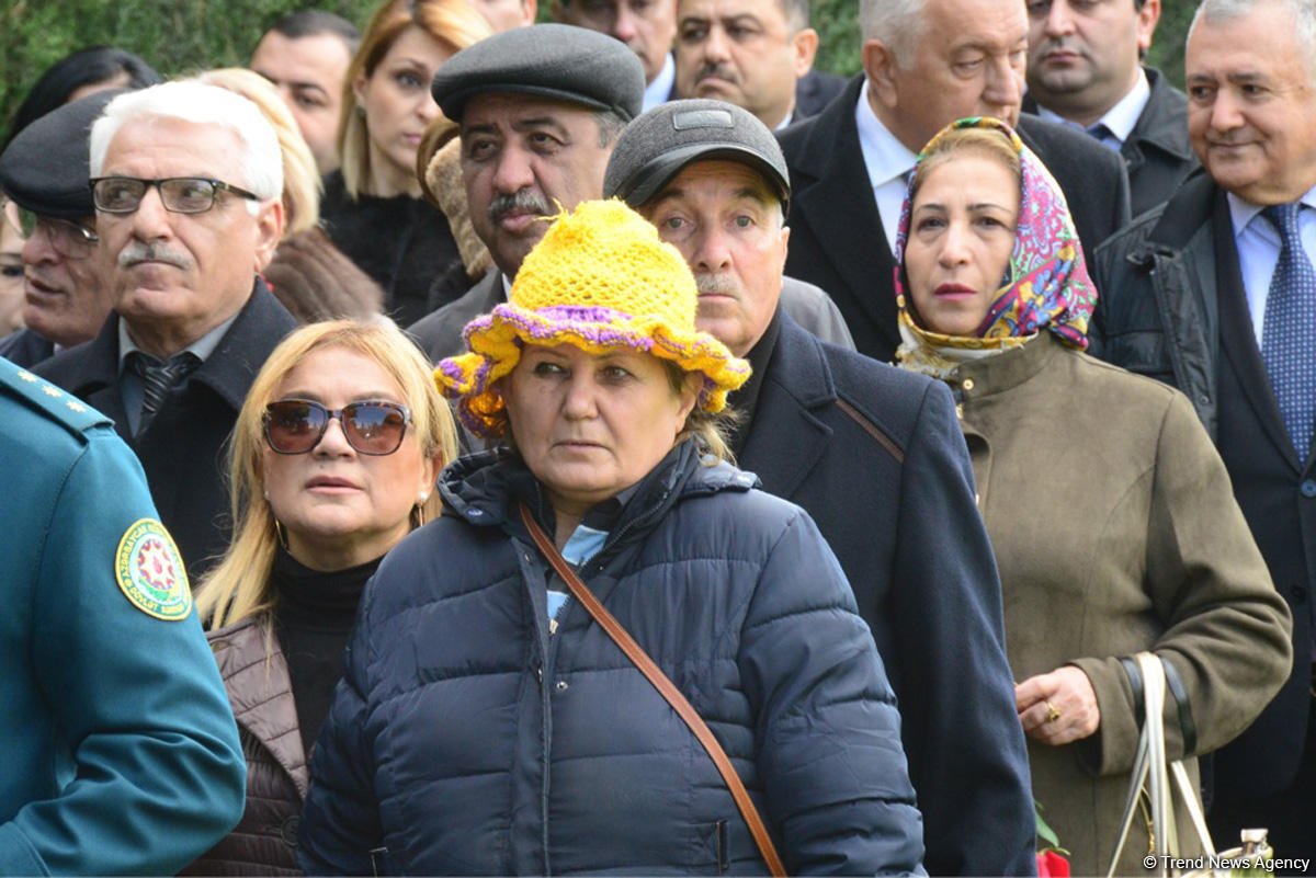 Azərbaycan ictimaiyyəti ulu öndər Heydər Əliyevin vəfatının ildönümündə Fəxri xiyabanı ziyarət edir (FOTO)