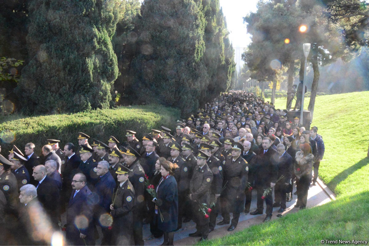 Azərbaycan ictimaiyyəti ulu öndər Heydər Əliyevin vəfatının ildönümündə Fəxri xiyabanı ziyarət edir (FOTO)