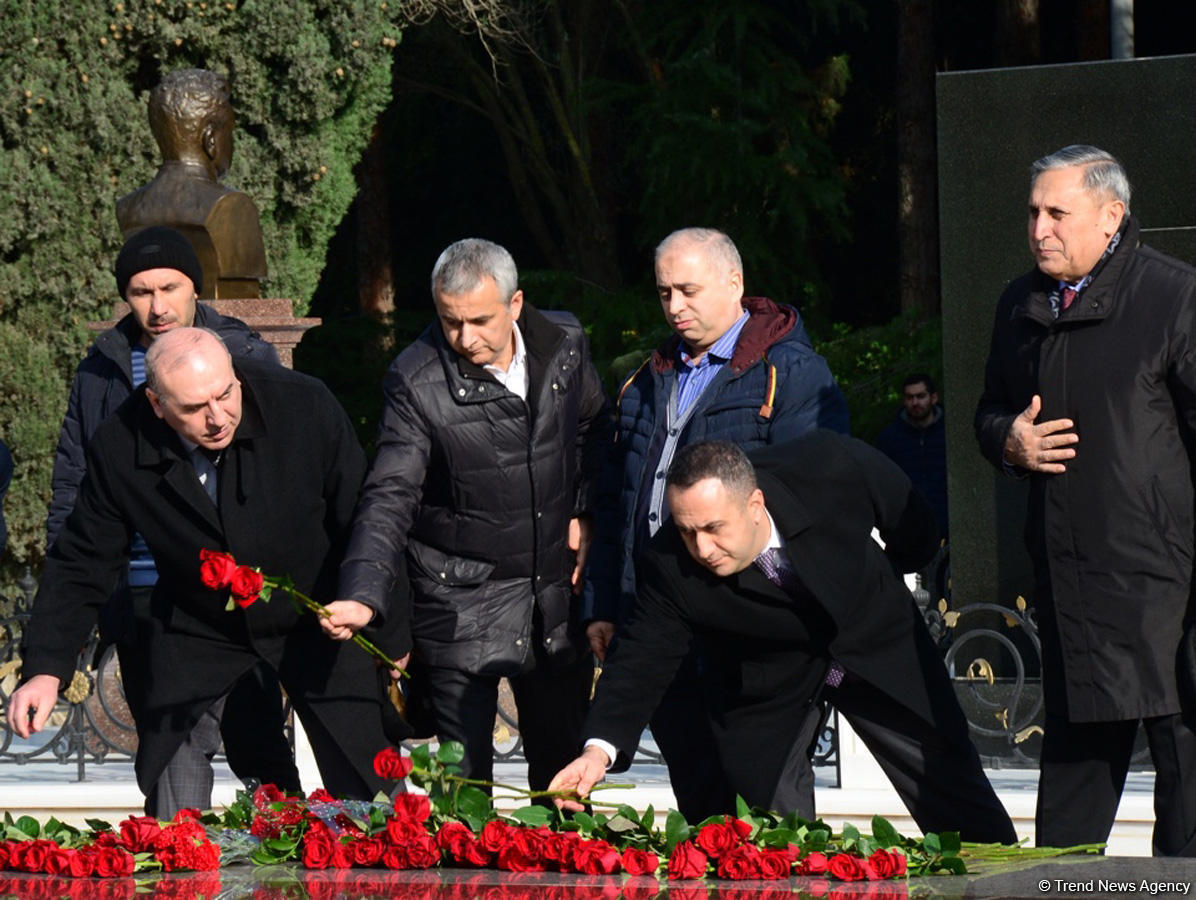Azərbaycan ictimaiyyəti ulu öndər Heydər Əliyevin vəfatının ildönümündə Fəxri xiyabanı ziyarət edir (FOTO)