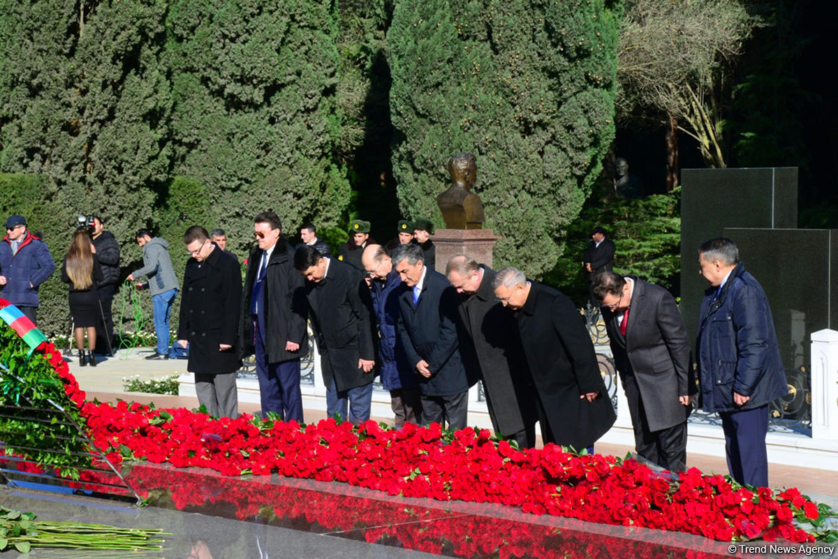 Azərbaycan ictimaiyyəti ulu öndər Heydər Əliyevin vəfatının ildönümündə Fəxri xiyabanı ziyarət edir (FOTO)