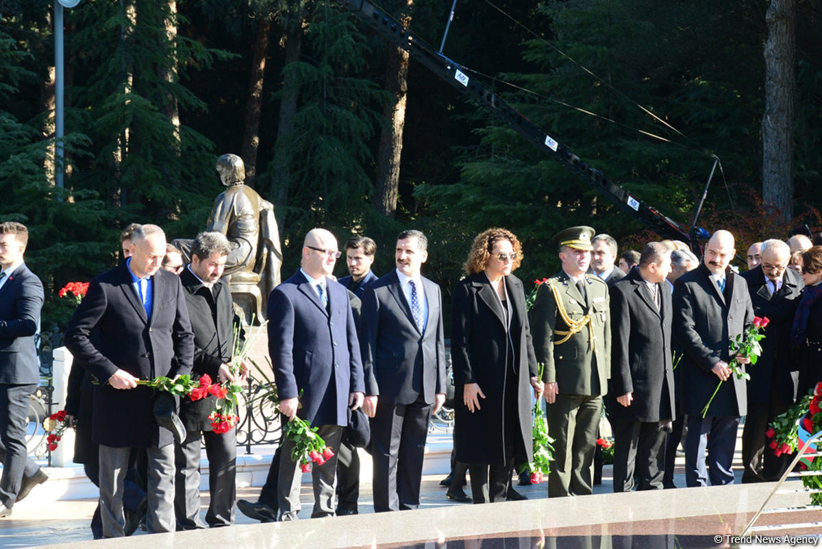 Azərbaycan ictimaiyyəti ulu öndər Heydər Əliyevin vəfatının ildönümündə Fəxri xiyabanı ziyarət edir (FOTO)