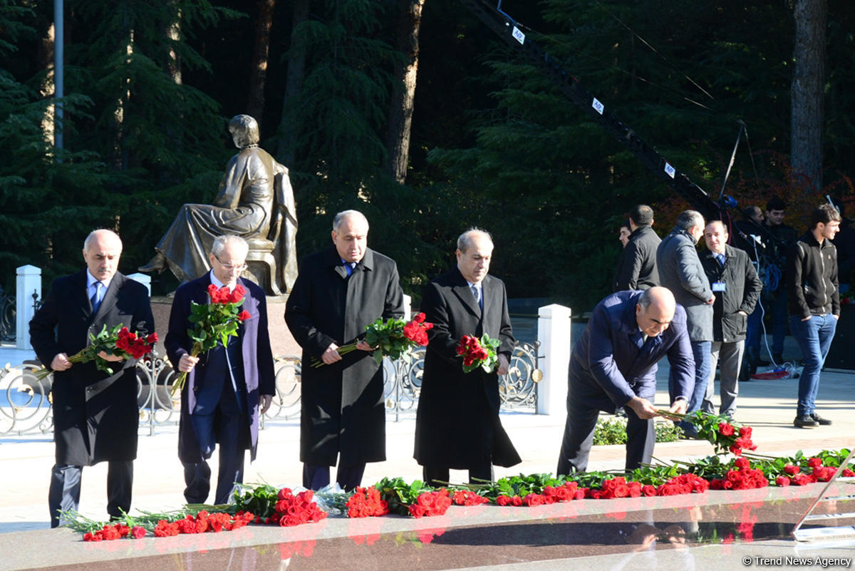 Azərbaycan ictimaiyyəti ulu öndər Heydər Əliyevin vəfatının ildönümündə Fəxri xiyabanı ziyarət edir (FOTO)