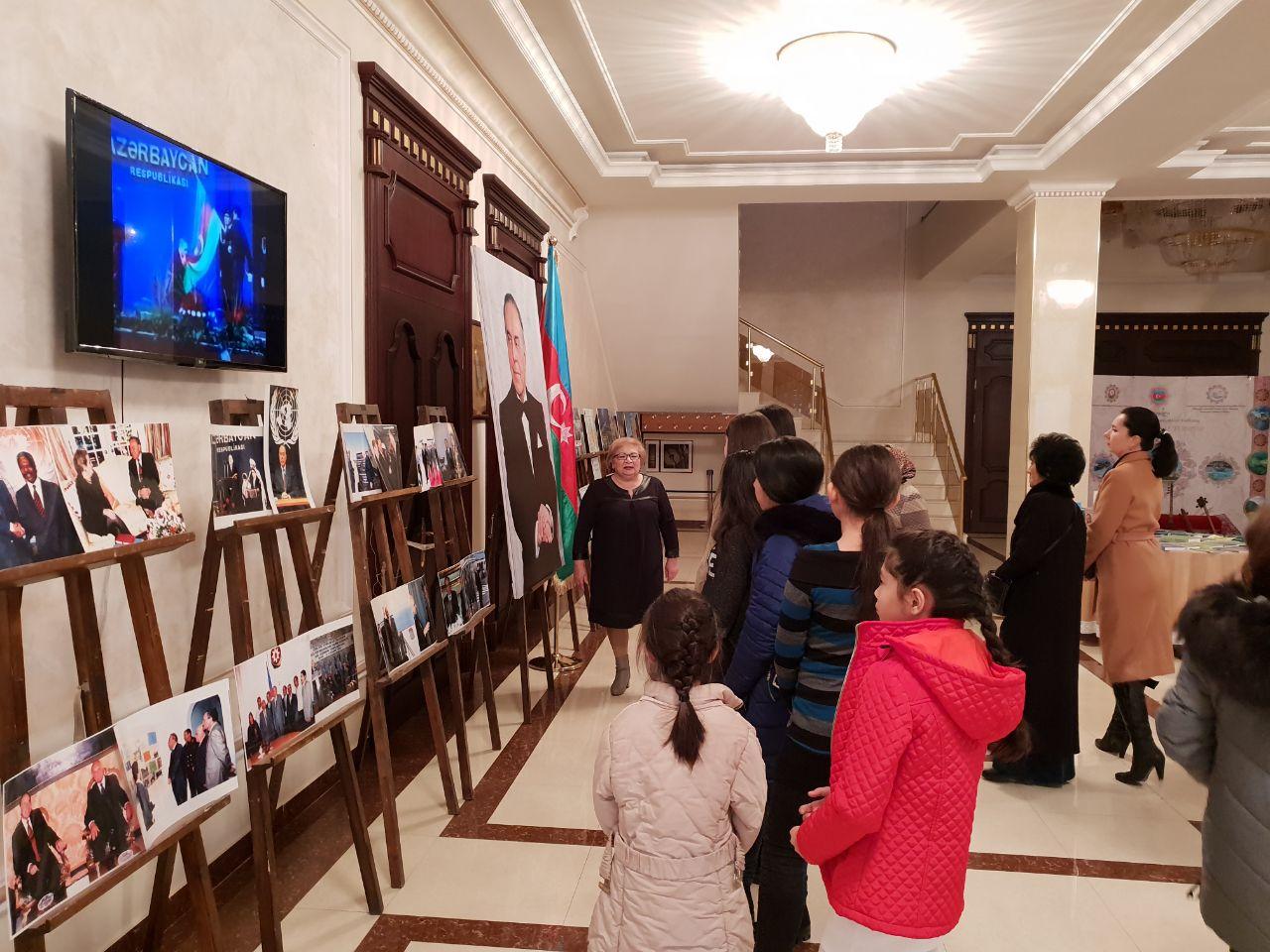 Daşkənddə ulu öndər Heydər Əliyevin anın gününə həsr olunmuş “Heydər Əliyev və Özbəkistan” adlı foto sərgi açılıb (FOTO)