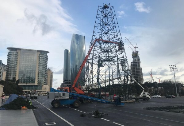 Bakıda 37 metr hündürlüyündə yolka quraşdırılır (FOTO)