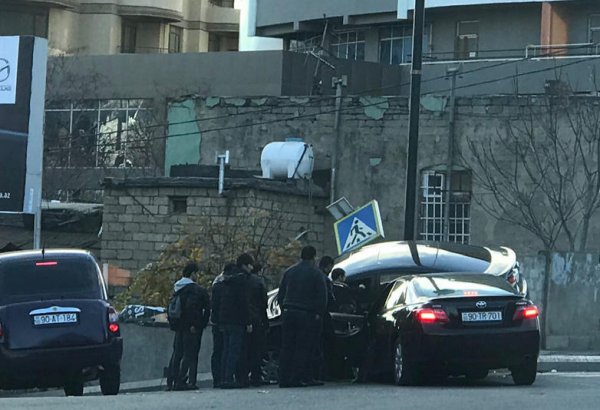 Bakıda bir avtomobilin digərinə yol verməməsi qəzaya səbəb oldu (FOTO)