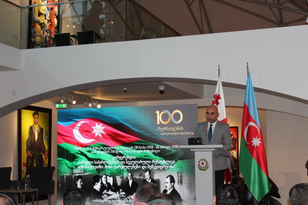 Heydər Əliyev Fondunun təşkilatçılığı ilə Tbilisidə Azərbaycan Xalq Cümhuriyyətinin 100 illiyinə həsr olunan konfrans və sərgi keçirilib (FOTO)