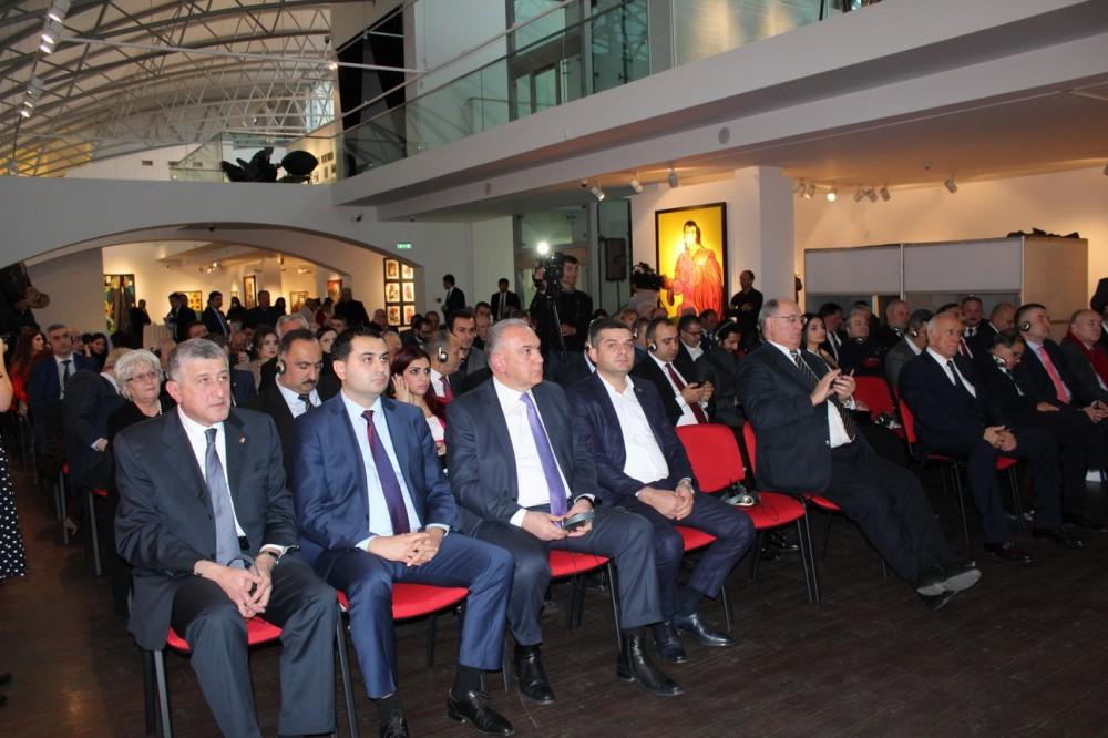 Heydər Əliyev Fondunun təşkilatçılığı ilə Tbilisidə Azərbaycan Xalq Cümhuriyyətinin 100 illiyinə həsr olunan konfrans və sərgi keçirilib (FOTO)