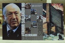 Prezident İlham Əliyev və birinci xanım Mehriban Əliyeva Xalq rəssamı Tahir Salahovun 90 illik yubileyinə həsr edilən sərgi ilə tanış olublar (FOTO)