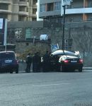 Bakıda bir avtomobilin digərinə yol verməməsi qəzaya səbəb oldu (FOTO)