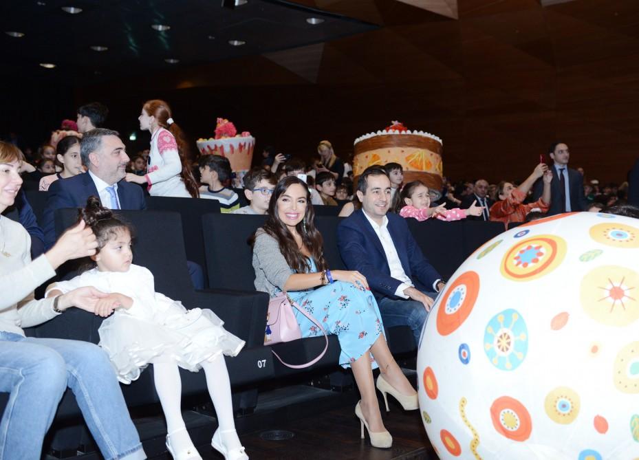 Heydər Əliyev Fondunun vitse-prezidenti Leyla Əliyeva “Cırtdan nağıllar aləmində” adlı ailəvi meqa-şouda iştirak edib (FOTO)