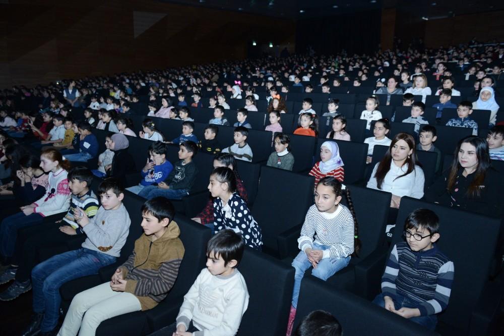 Heydər Əliyev Fondunun vitse-prezidenti Leyla Əliyeva “Cırtdan nağıllar aləmində” adlı ailəvi meqa-şouda iştirak edib (FOTO)