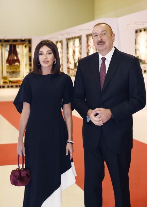 Prezident İlham Əliyev və birinci xanım Mehriban Əliyeva Xalq rəssamı Tahir Salahovun 90 illik yubileyinə həsr edilən sərgi ilə tanış olublar (FOTO)