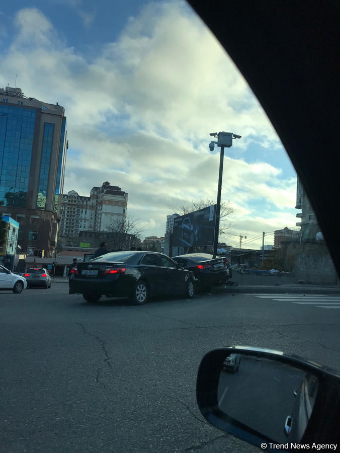 Bakıda bir avtomobilin digərinə yol verməməsi qəzaya səbəb oldu (FOTO)